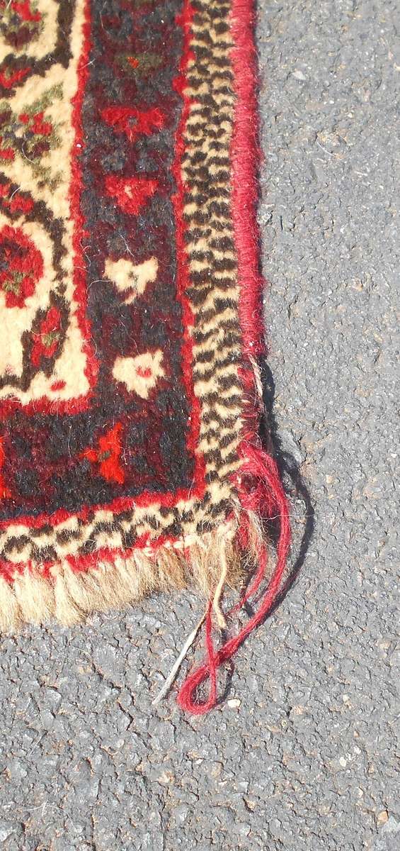 Vintage Red colour Persian Qashqai Carpet   210 cm x 151cm   Hand Knotted with character