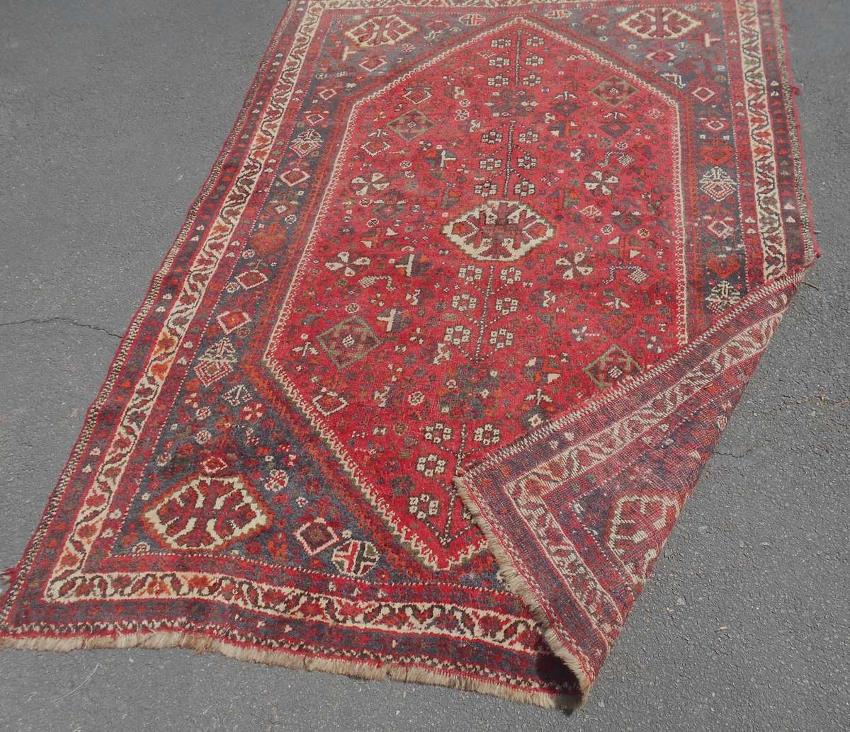Vintage Red colour Persian Qashqai Carpet   210 cm x 151cm   Hand Knotted with character