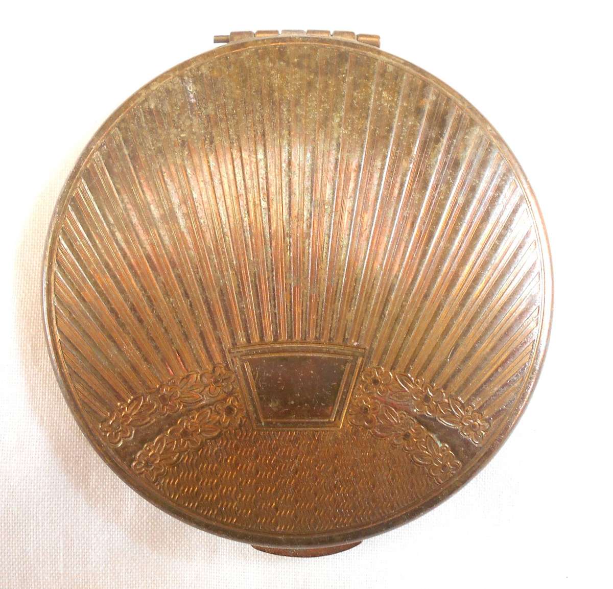 Vintage SMALL GOLD TONE ART DECO KGU POWDER COMPACT - 6.5 CM DIAMETER