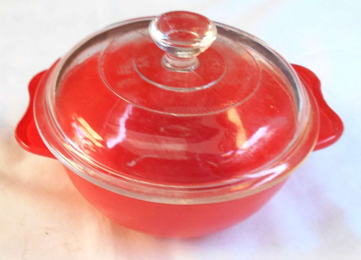 VINTAGE CUTEST FIRE ENGINE RED PYREX CASSEROLE DISH WITH CLEAR LID-11CM DIAMETER