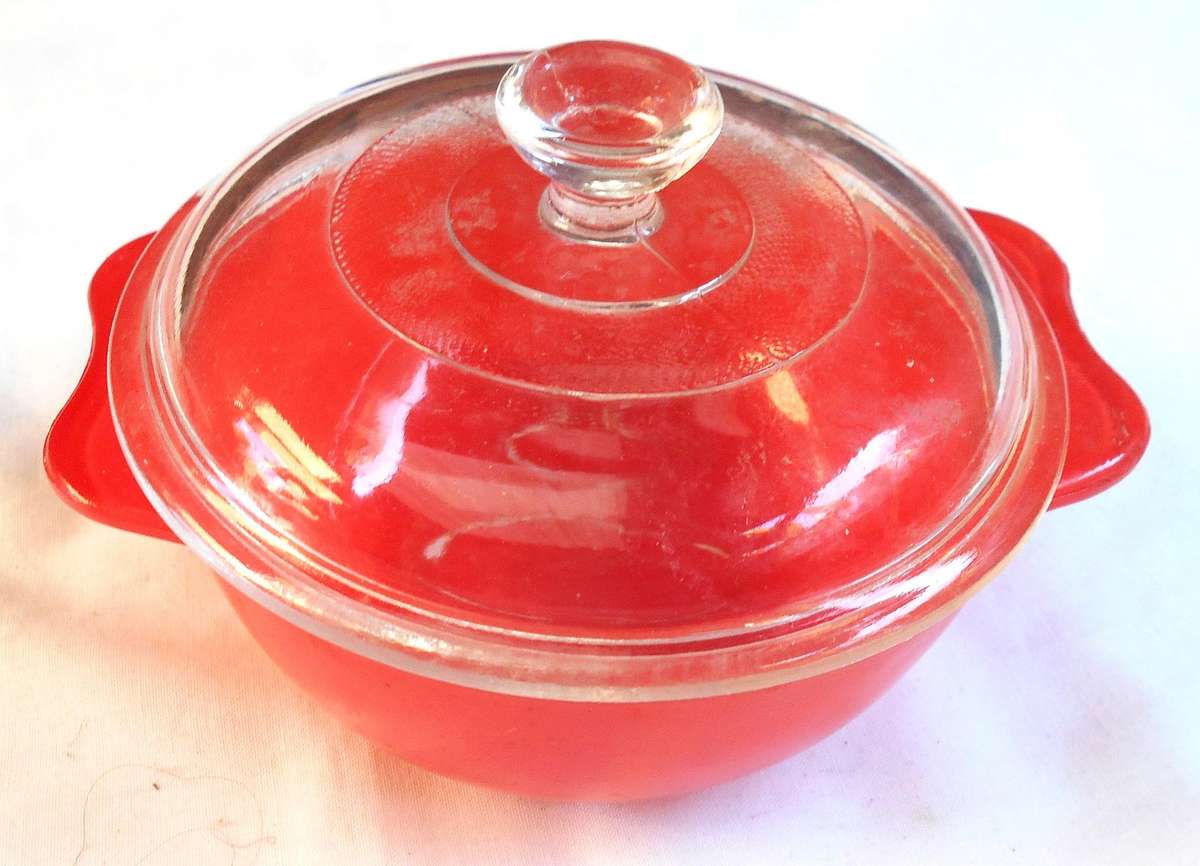 VINTAGE CUTEST FIRE ENGINE RED PYREX CASSEROLE DISH WITH CLEAR LID-11CM DIAMETER
