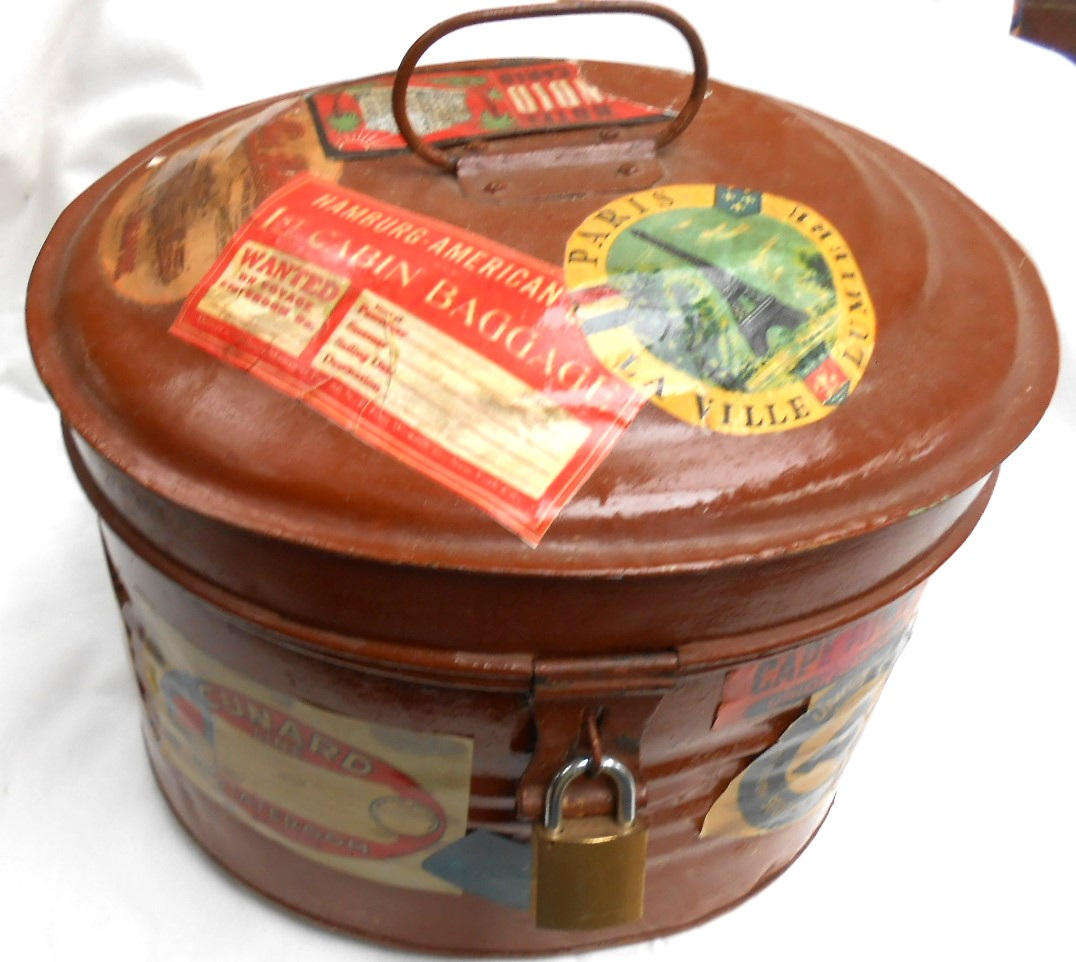 VINTAGE BROWN OVAL TIN HAT BOX WITH BAGGAGE LABELS, & LOCK AND KEY (OPENS & LOCKS)