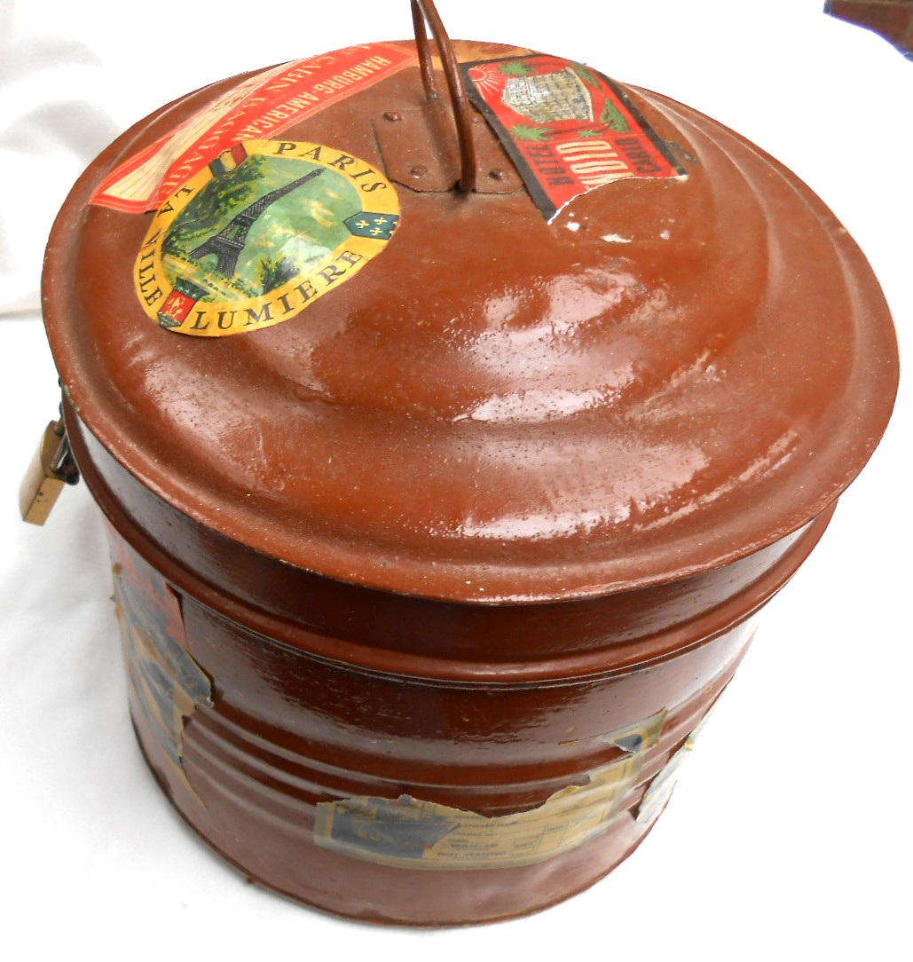 VINTAGE BROWN OVAL TIN HAT BOX WITH BAGGAGE LABELS, & LOCK AND KEY (OPENS & LOCKS)