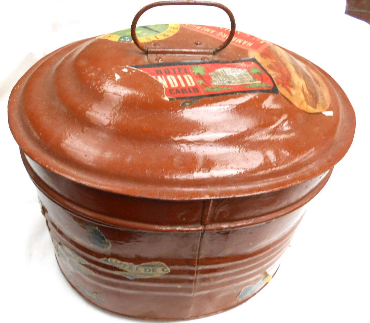 VINTAGE BROWN OVAL TIN HAT BOX WITH BAGGAGE LABELS, & LOCK AND KEY (OPENS & LOCKS)