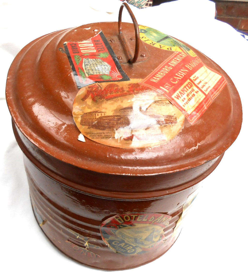 VINTAGE BROWN OVAL TIN HAT BOX WITH BAGGAGE LABELS, & LOCK AND KEY (OPENS & LOCKS)