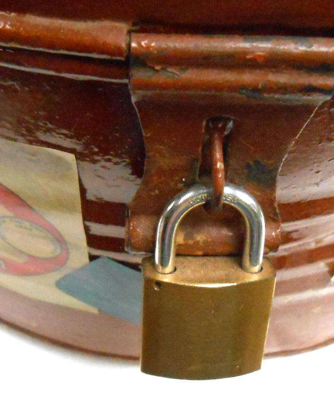 VINTAGE BROWN OVAL TIN HAT BOX WITH BAGGAGE LABELS, & LOCK AND KEY (OPENS & LOCKS)