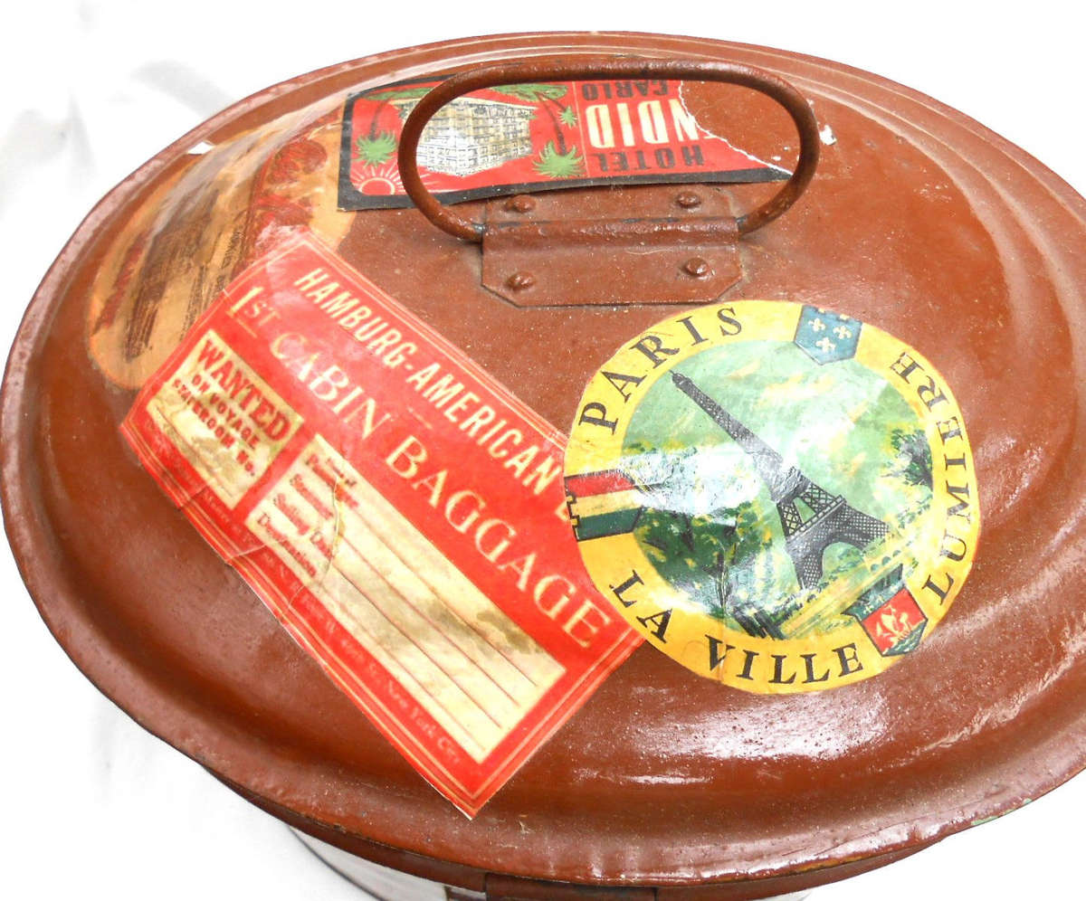 VINTAGE BROWN OVAL TIN HAT BOX WITH BAGGAGE LABELS, & LOCK AND KEY (OPENS & LOCKS)