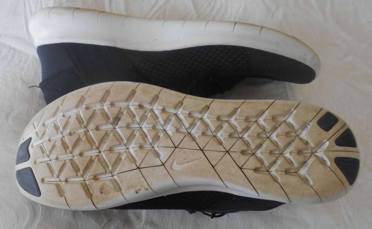 Men's Nike Black Sneakers - Size 10