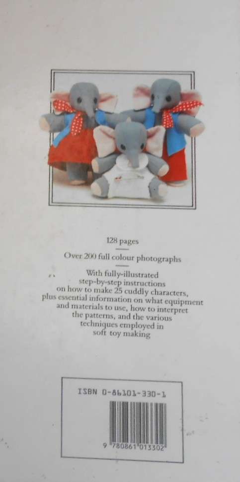 SOFT TOYS-132 PAGES HARD COVER WITH PATTERNS & SEWING INSTRUCTIONS FOR 25 TOYS BY SUE QUINN