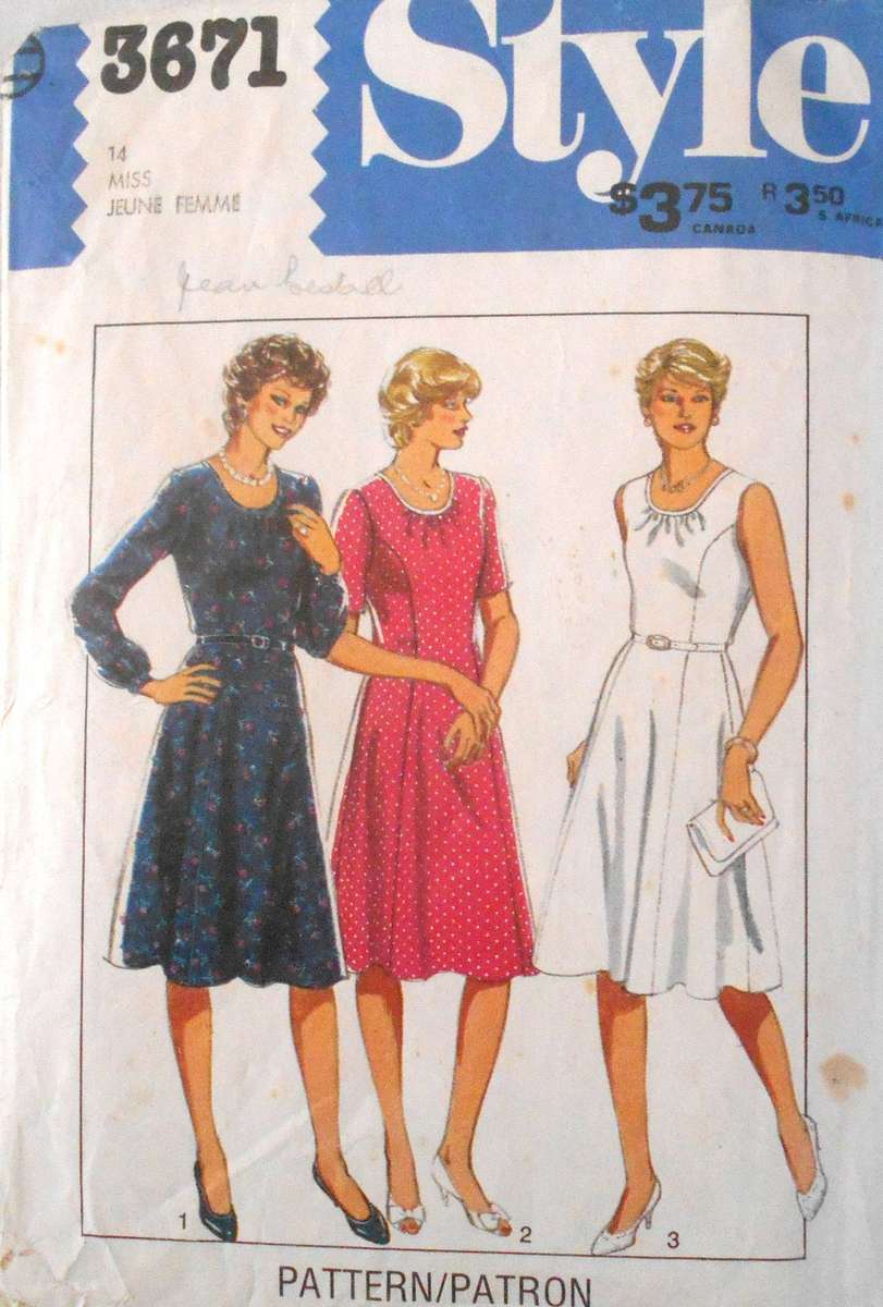STYLE 3671 PANELLED DRESS WITH/OUT SLEEVE SIZE 14 COMPLETE
