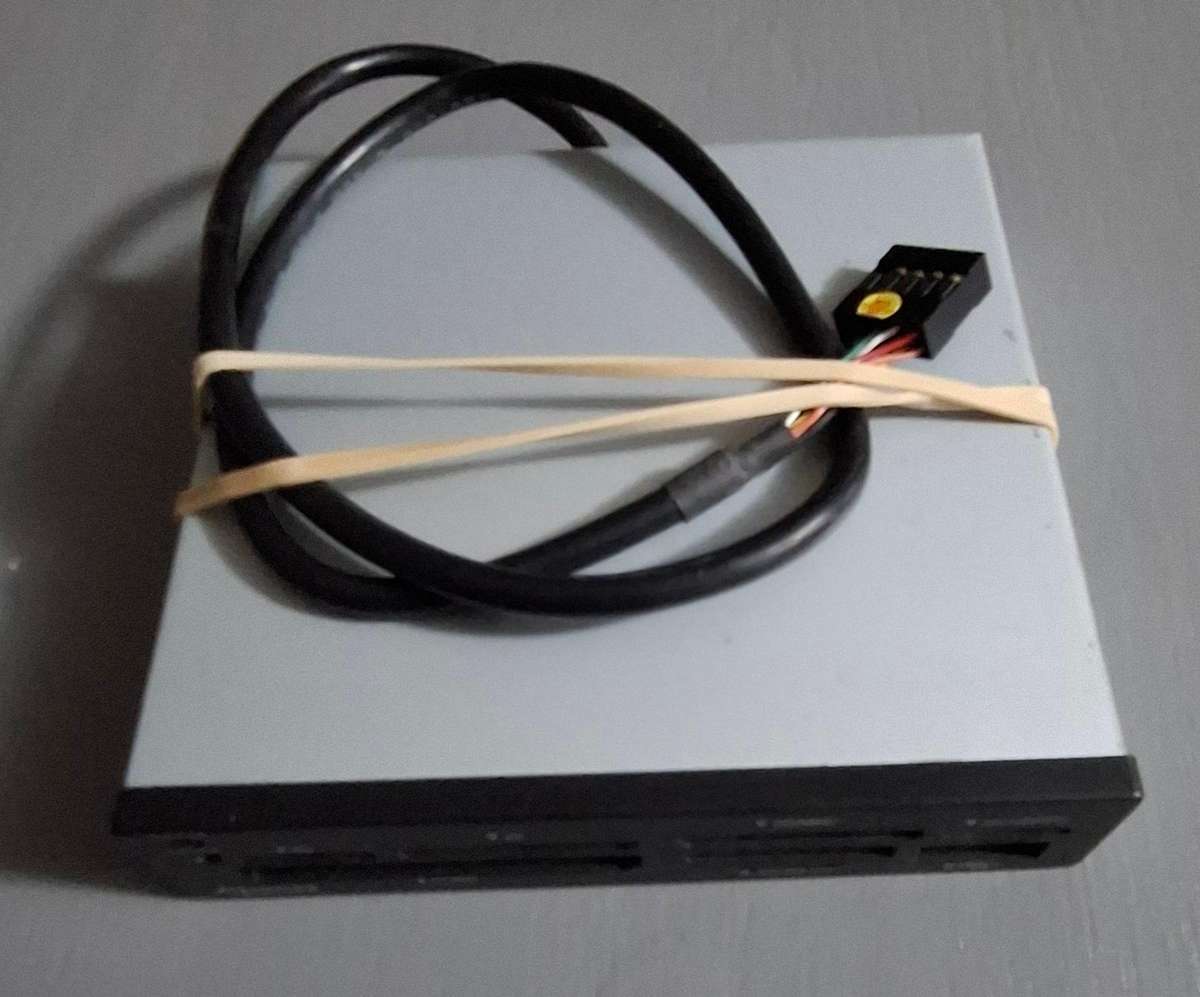 Apacer AE700 Embedded Card Reader for Desktops