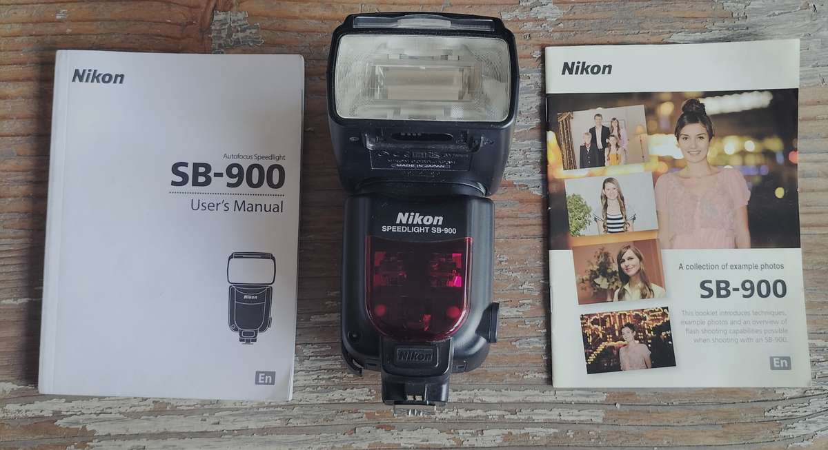 Vintage Nikon SB 900 flashlight - with booklets (MC15)