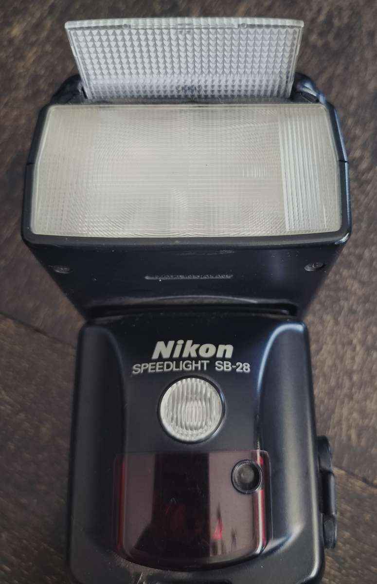 Nikon Speed light SB-28 (MD17)