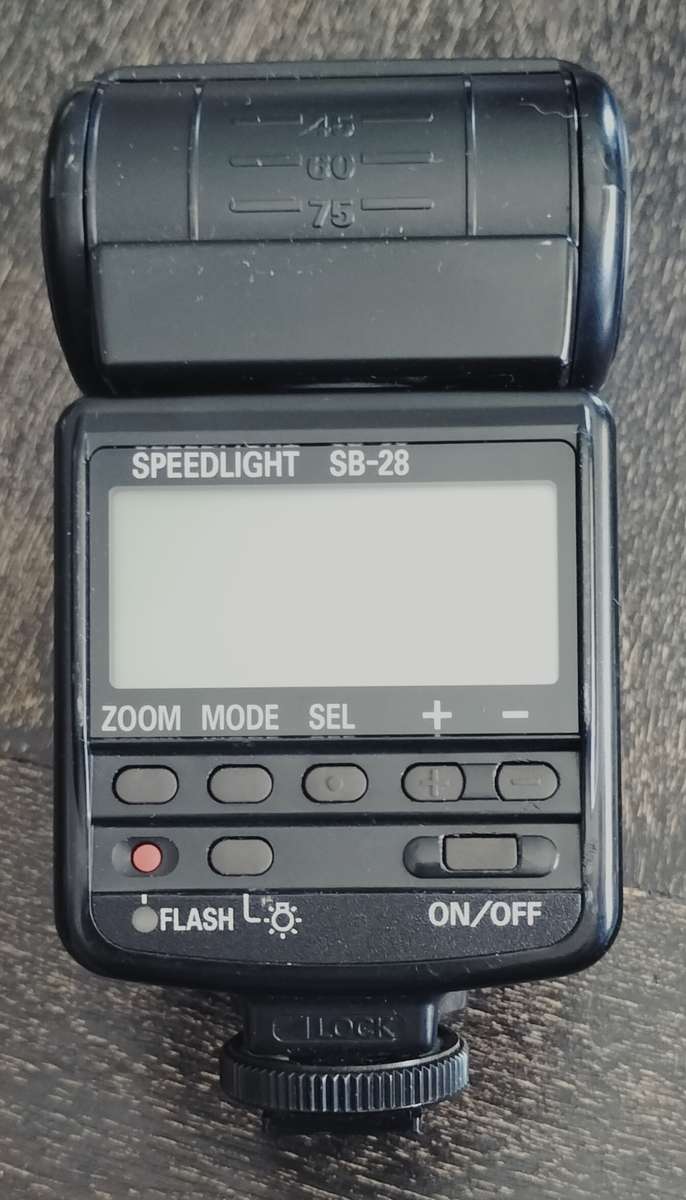 Nikon Speed light SB-28 (MD17)