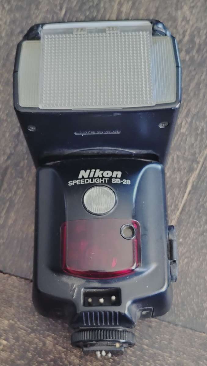 Nikon Speed light SB-28 (MD17)