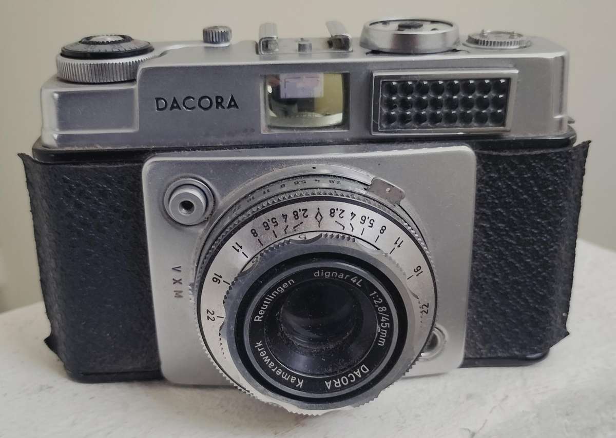 Vintage Dacora Super Dignette 35mm SLR camera (with minor issues)