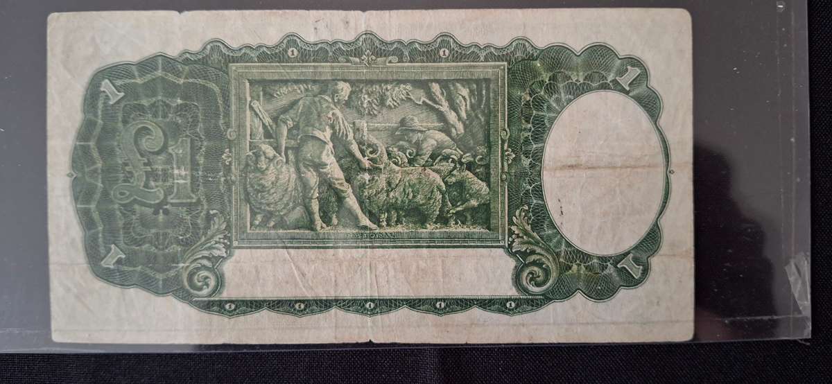 COMMONWEALTH OF AUSTRALIA 0NE POUND  SERIAL NUMBER H34 - 832084  VERY SCARCE CIRCULATED