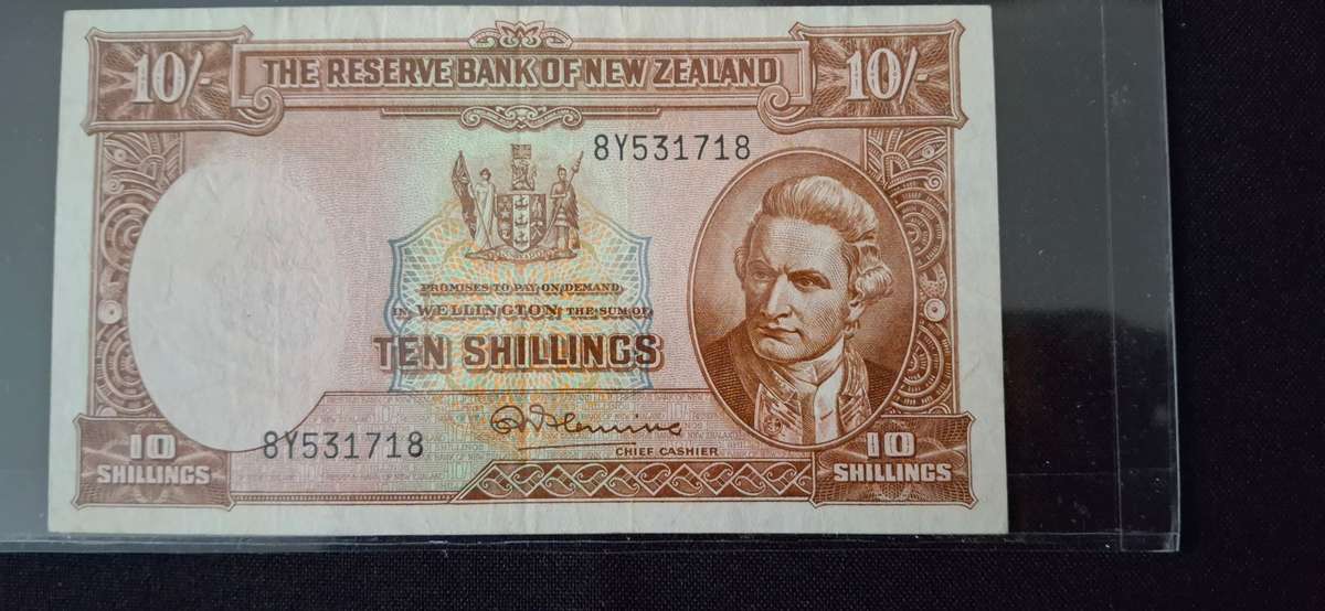 RESERVE BANK OF NEW ZEALAND  TEN SHILLINGS NOTE SERIAL NUMBER 8Y531718 CIRCULATED VERY SCARCE