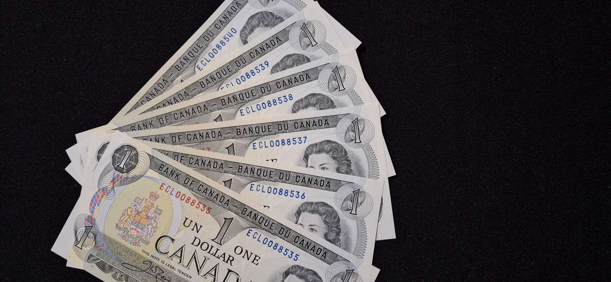 QUEEN ELIZABETH 11 BANK OF CANADA  1973  $1  6 IN SEQU  NUMBER ECL0088535- 40 UNCIRCULATED  SCARCE