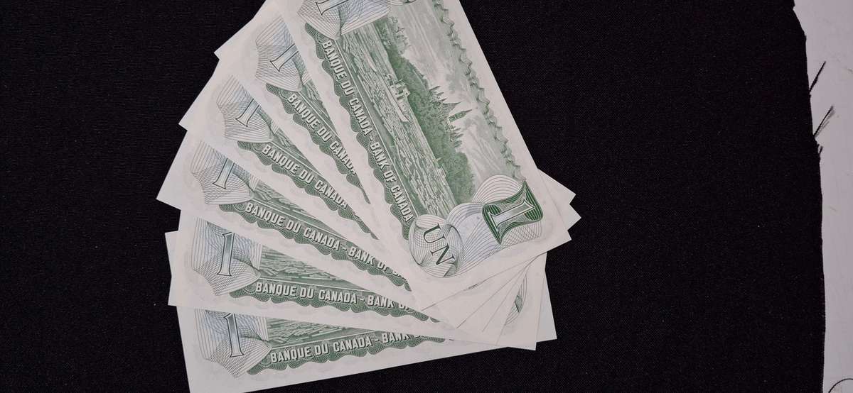 QUEEN ELIZABETH 11 BANK OF CANADA  1973  $1  6 IN SEQU  NUMBER ECL0088535- 40 UNCIRCULATED  SCARCE