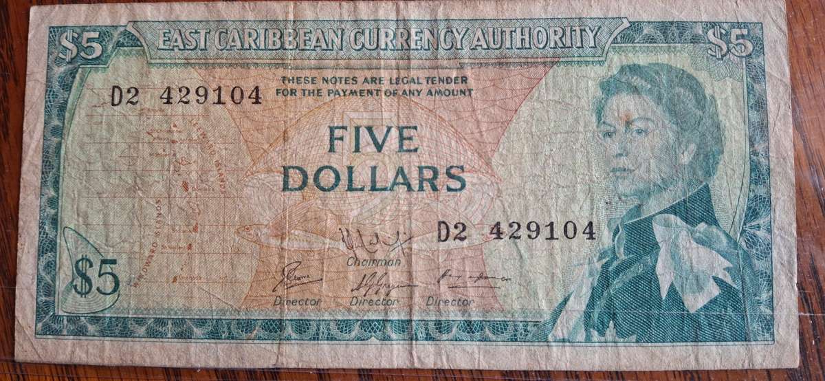 QUEEN ELIZABETH EAST CARIBBEAN CURRENCY AUTHORITY $5 D2 - 429104 CIRCULATED