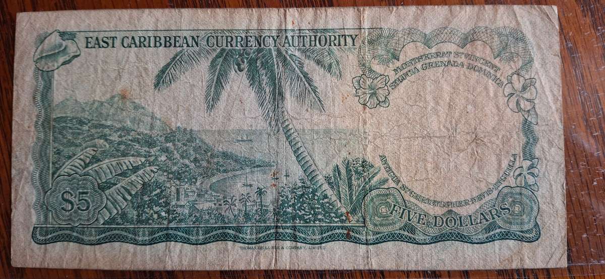 QUEEN ELIZABETH EAST CARIBBEAN CURRENCY AUTHORITY $5 D2 - 429104 CIRCULATED