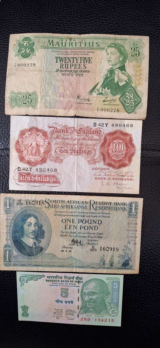 Set of 11  RSA and other WORLD Banknotes Circulated with QE 2nd Bank of Muaritius 25 rupees