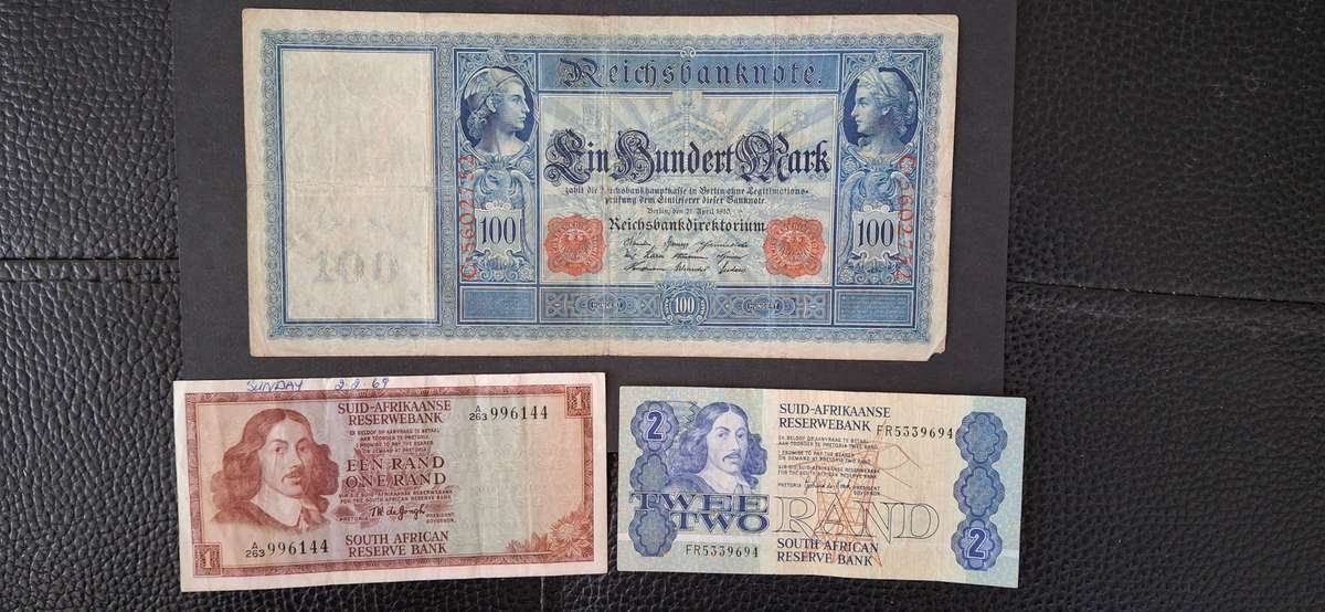 Set of 11  RSA and other WORLD Banknotes Circulated with QE 2nd Bank of Muaritius 25 rupees
