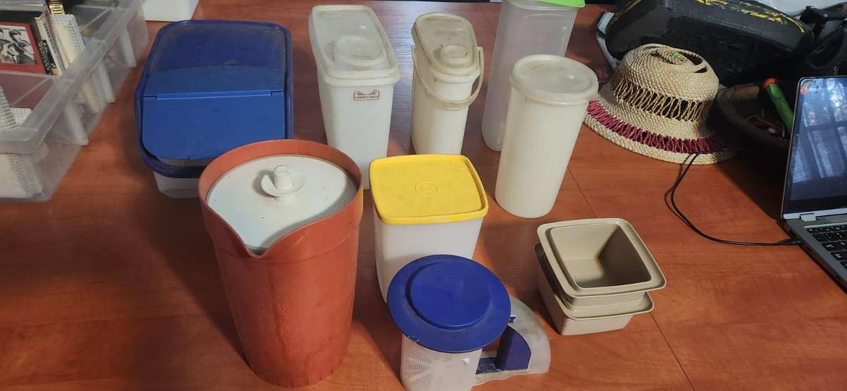 Tupperware lot (10 items)