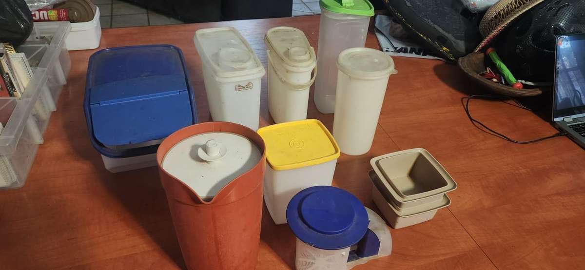 Tupperware lot (10 items)