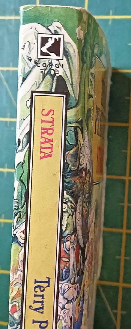 Strata - Terry Pratchett - Softcover - 285 Pages