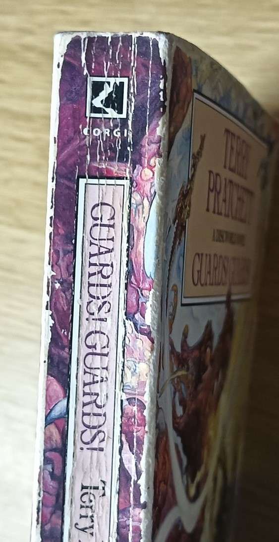 Guards! Guards! - Terry Pratchett - Softcover - 317 Pages