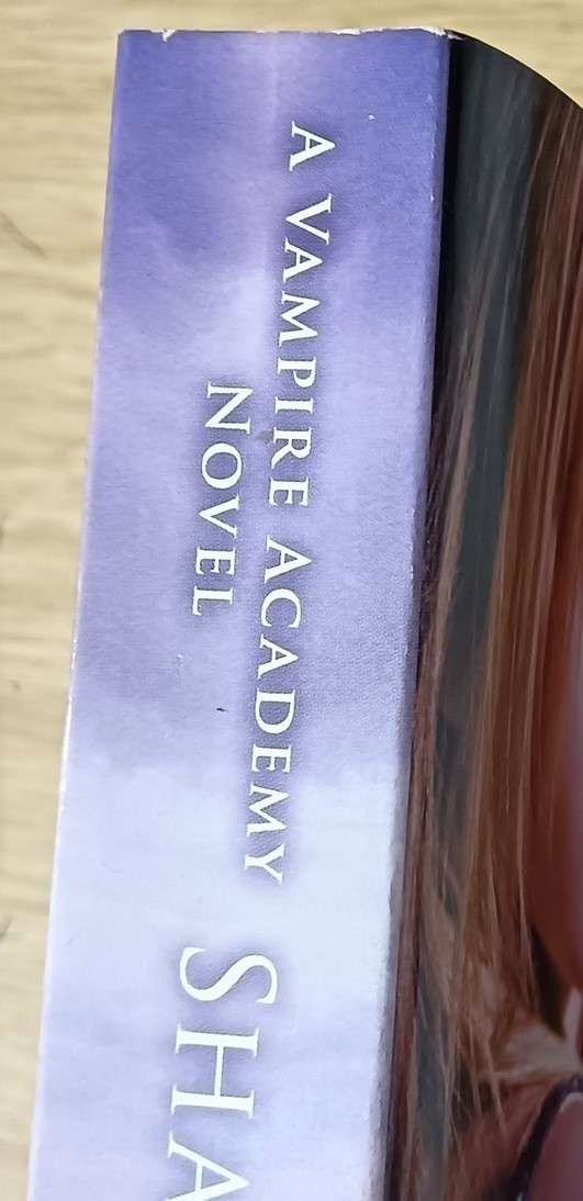 Shadow Kiss - Richelle Mead - Softcover - 444 Pages - A Vampire Academy Novel