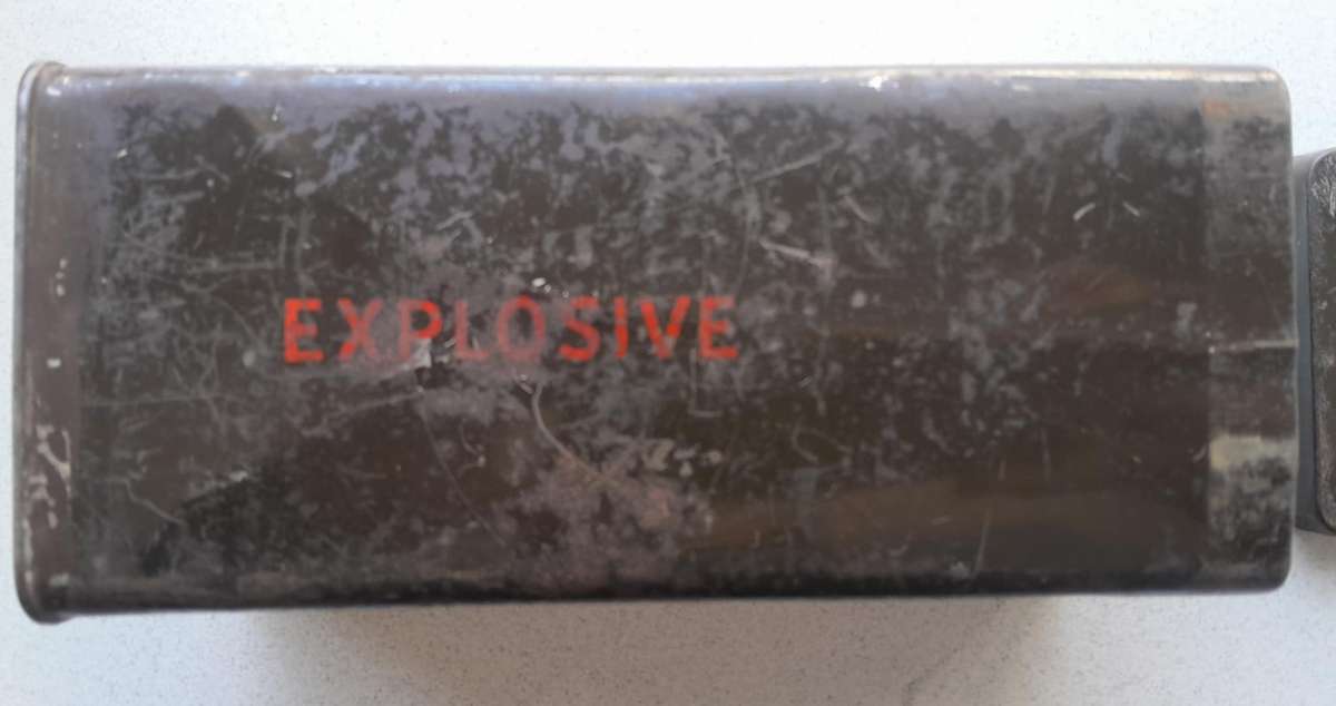 EARLY S.A. ARMY TRIP FLARE TIN