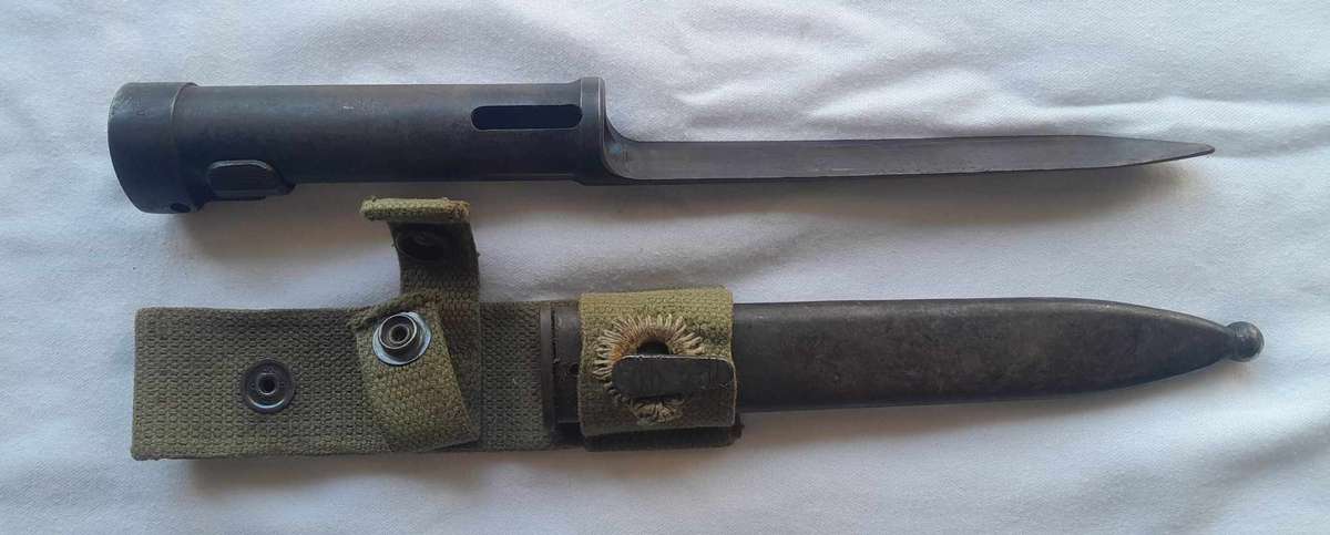 R1 BAYONET & STEEL SCABBARD WITH FROG