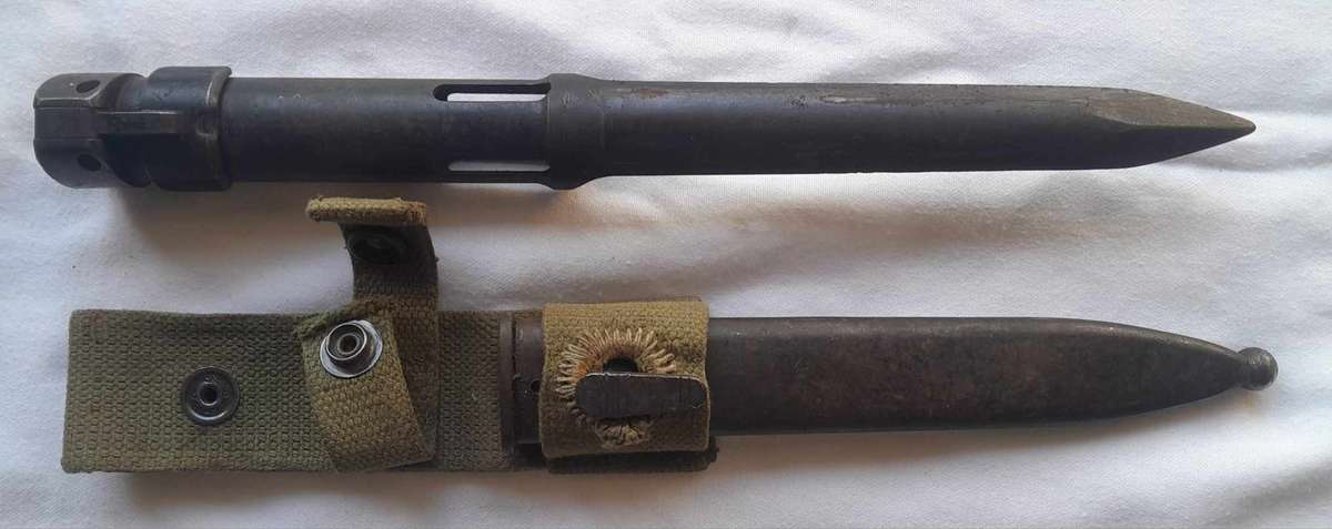 R1 BAYONET & STEEL SCABBARD WITH FROG