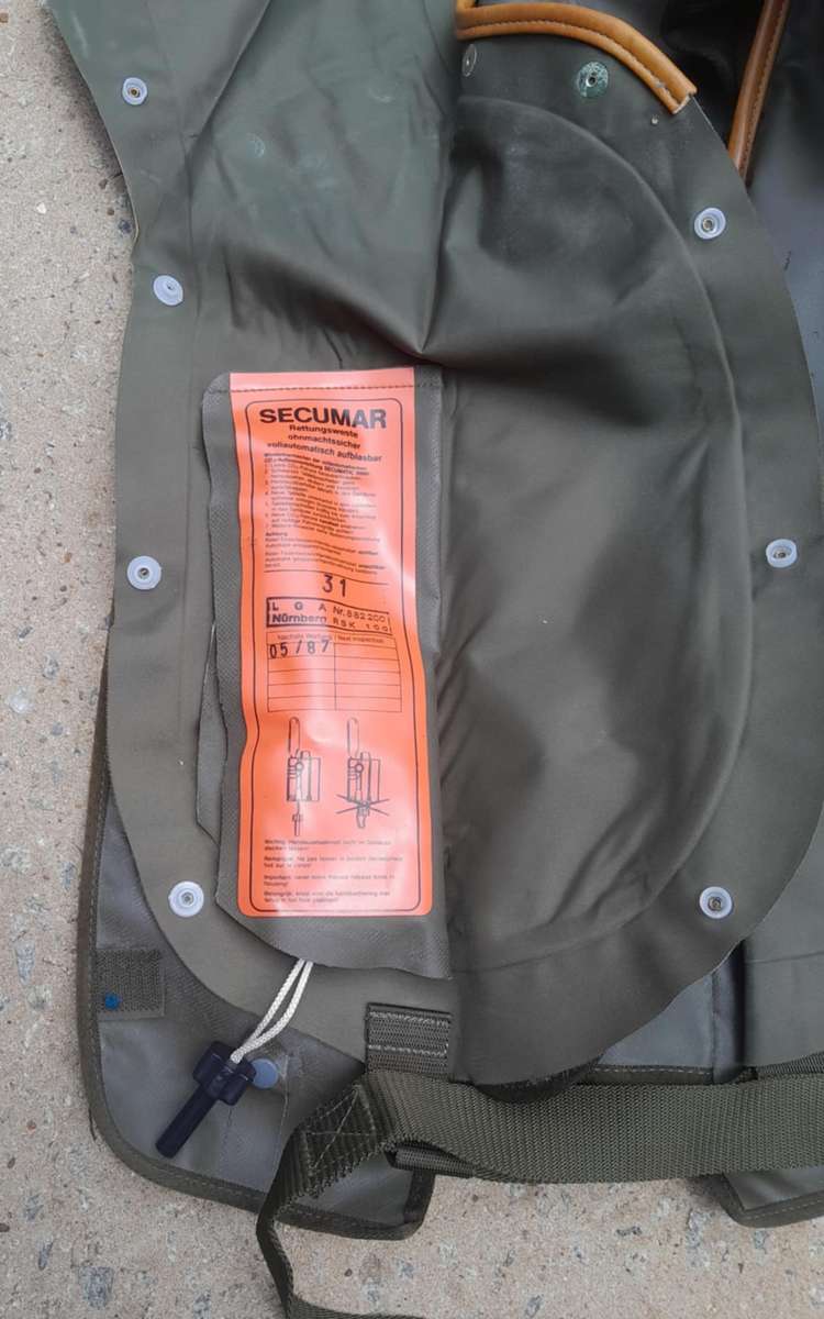 GERMAN MILITARY SELF-INFLATING LIFE VEST
