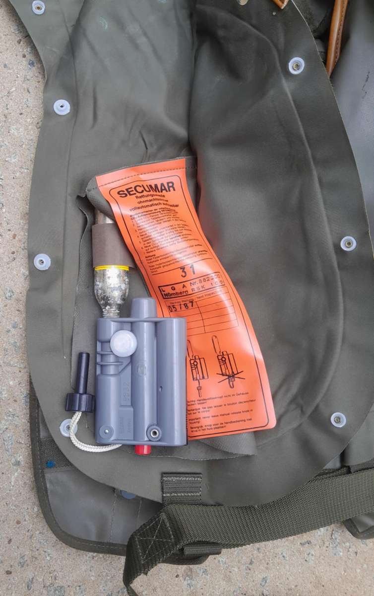 GERMAN MILITARY SELF-INFLATING LIFE VEST