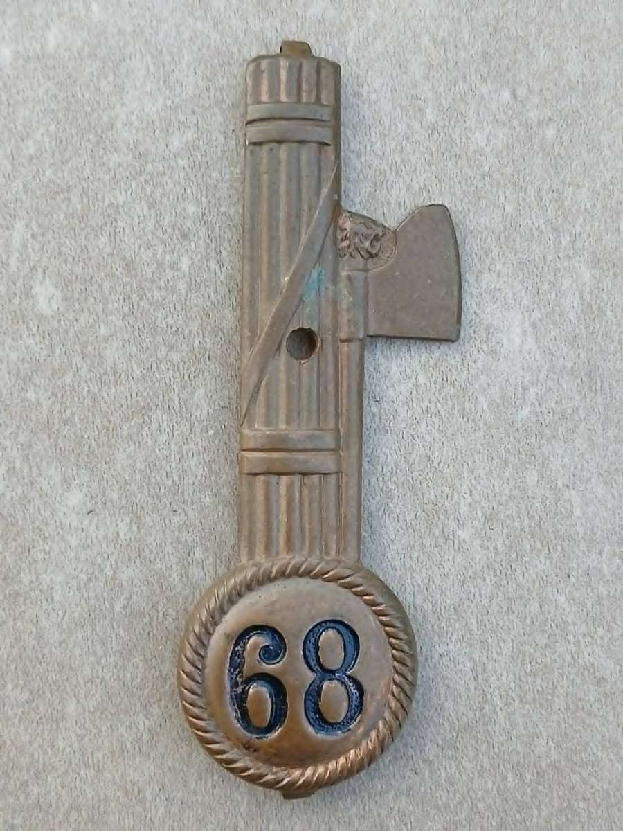ITALIAN  WWII FASCIST-BLACK SHIRTS CAP BADGE