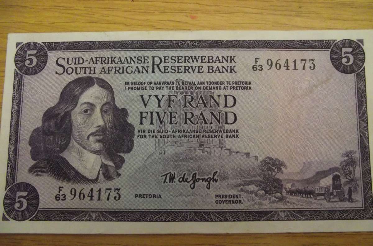 SCARCE  5 RAND : 1 st Issue : F 63  :  T W DE JONGH : 1967 : SPRINGBOK WATERMARK
