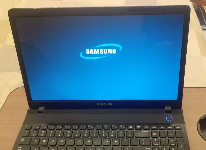 Samsung 300E 15.6" HD Screen Laptop Dual Core 8GB RAM DDR3 256GB SSD Intel Core i3 Windows 10 PRO