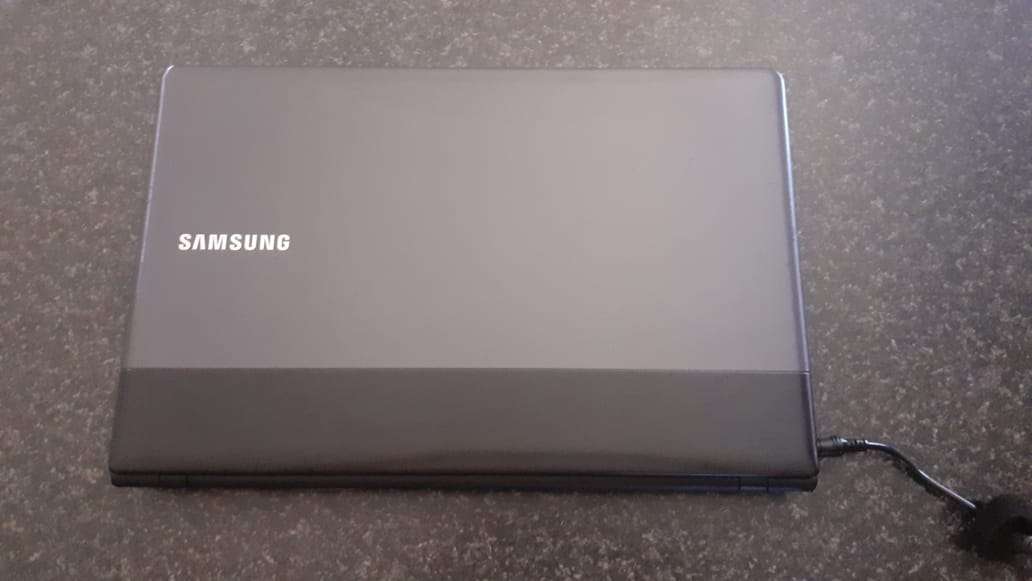 Samsung 300E 15.6" HD Screen Laptop Dual Core 8GB RAM DDR3 256GB SSD Intel Core i3 Windows 10 PRO