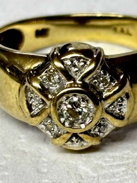 9ct Yellow Gold Diamond Ring :- Beautiful