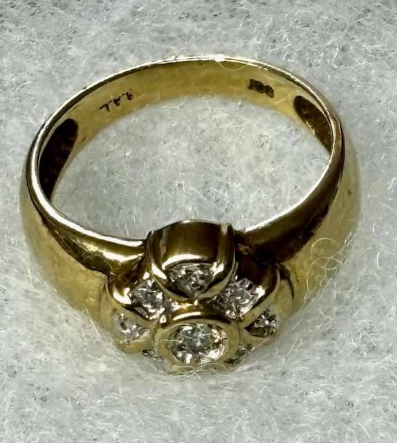 9ct Yellow Gold Diamond Ring :- Beautiful
