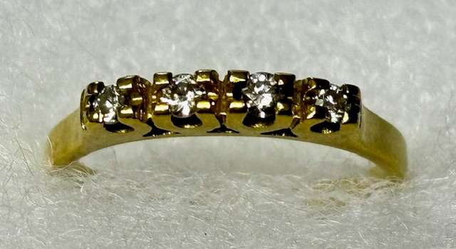 18ct Yellow Gold Diamond Ring :-  Beautiful