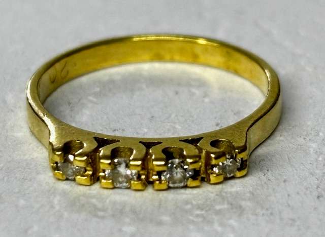 18ct Yellow Gold Diamond Ring :-  Beautiful