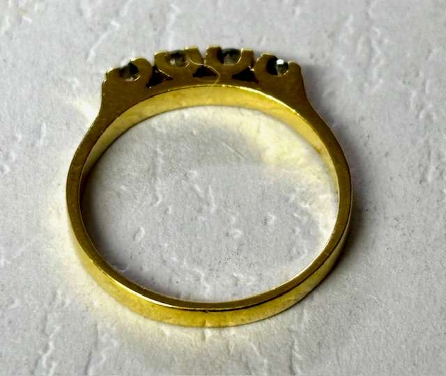 18ct Yellow Gold Diamond Ring :-  Beautiful