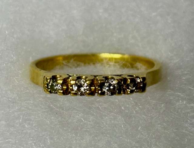 18ct Yellow Gold Diamond Ring :-  Beautiful