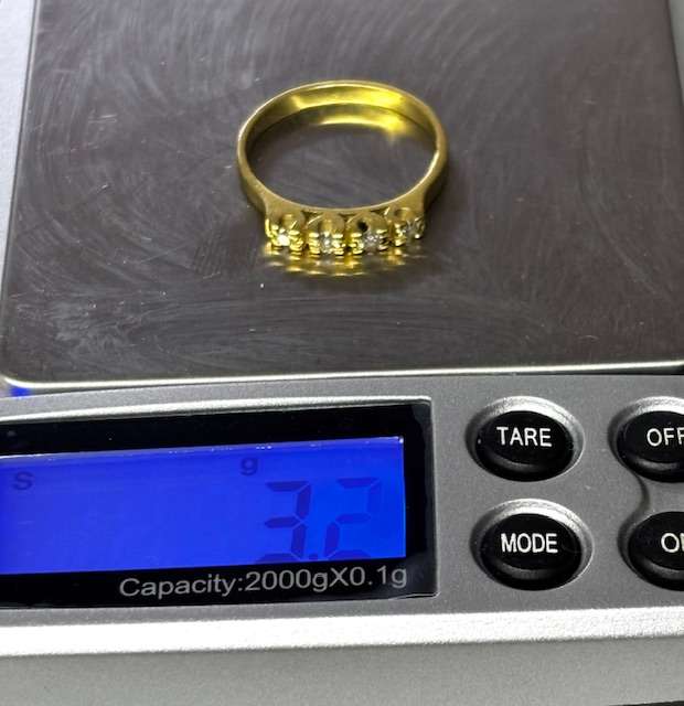 18ct Yellow Gold Diamond Ring :-  Beautiful