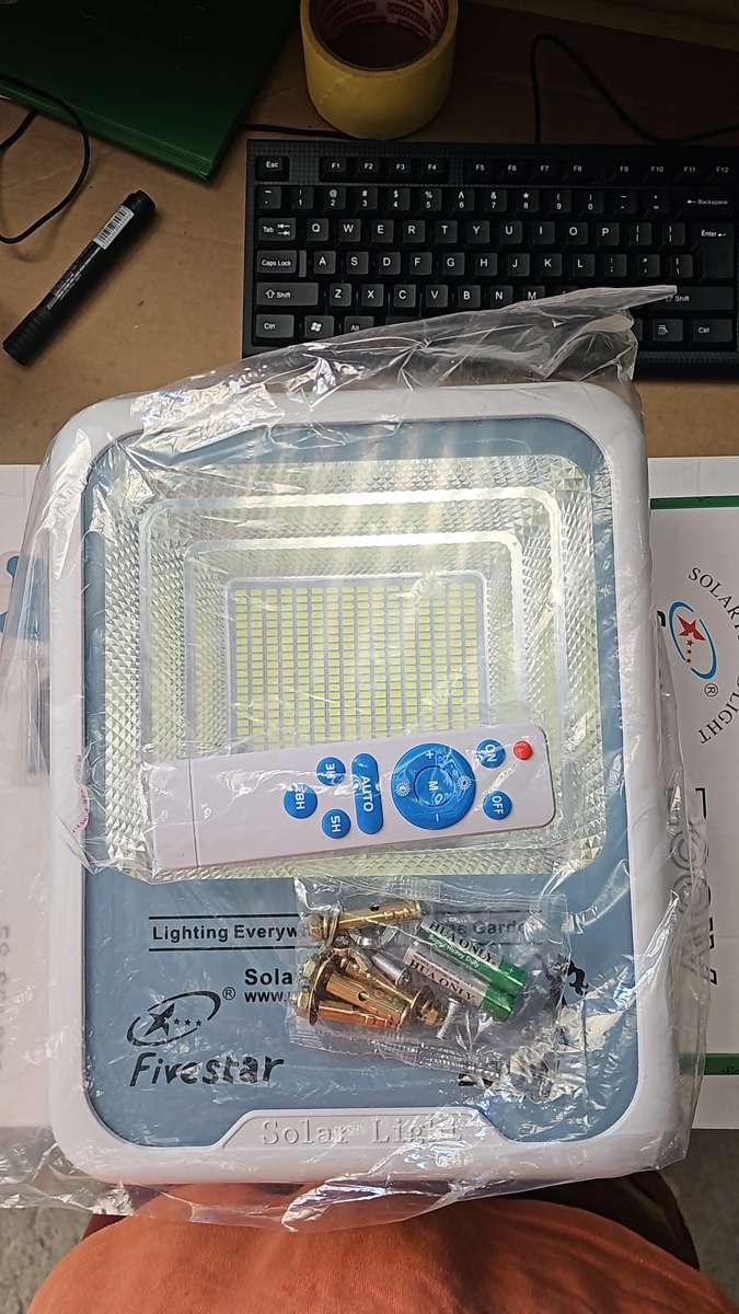 200w Solar Security Flood Light With Day-Night Sensor - please read description